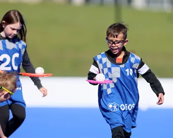 OBOS kille bär boll på bladet