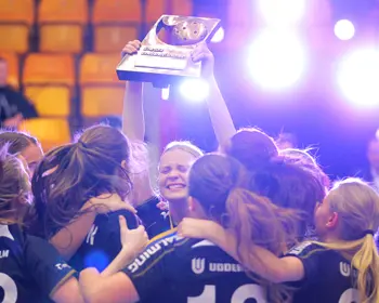 SDF-SM glad tjej med pokal