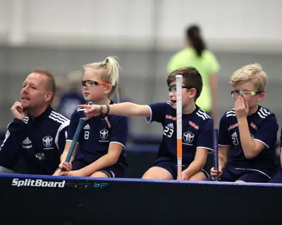 Småkillar på bänken vid sargen