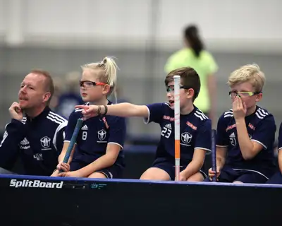Småkillar på bänken vid sargen