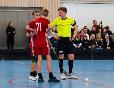 Domare snack inför match (@philipkangasfoto)