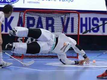 Målvakt dyker efter boll och räddar