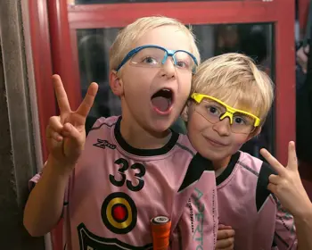 Två glada killar med glasögon