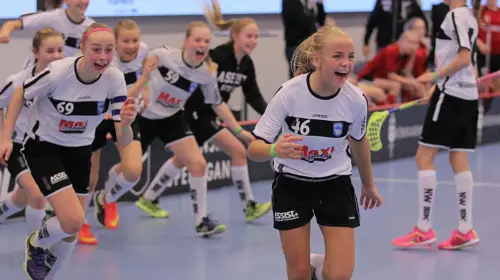 Glada tjejer springer in på plan