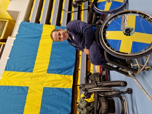 Martin Magnevill och den svenska flaggan.
