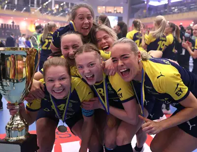 Glada damlandsspelare med VM-bucklan 2021