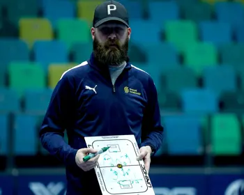 Tränare Med Coachtavla Joel Rausvall