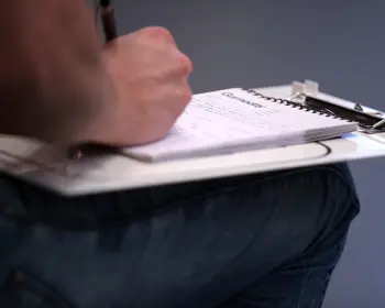 Tränare Med Tavla Och Block.Png