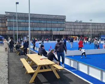 Spela innebandy på solbacke sunshine court i sommar.