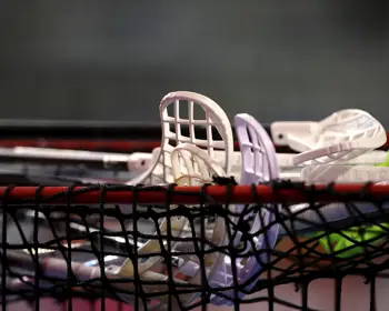 Klubbor ligger på ett mål