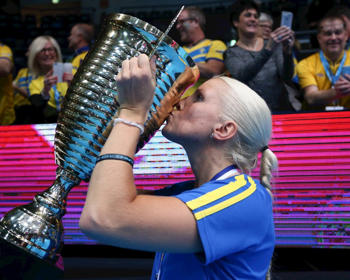 Anna Wijk kysser VM-pokal 2021