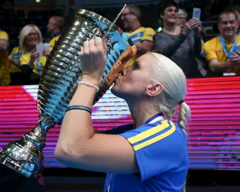 Anna Wijk kysser VM-pokal 2021
