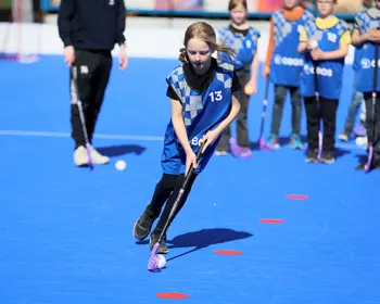 OBOS tjej dribblar med koner