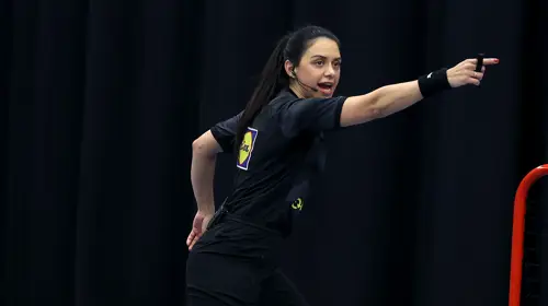 Kvinnlig Domare Pekar